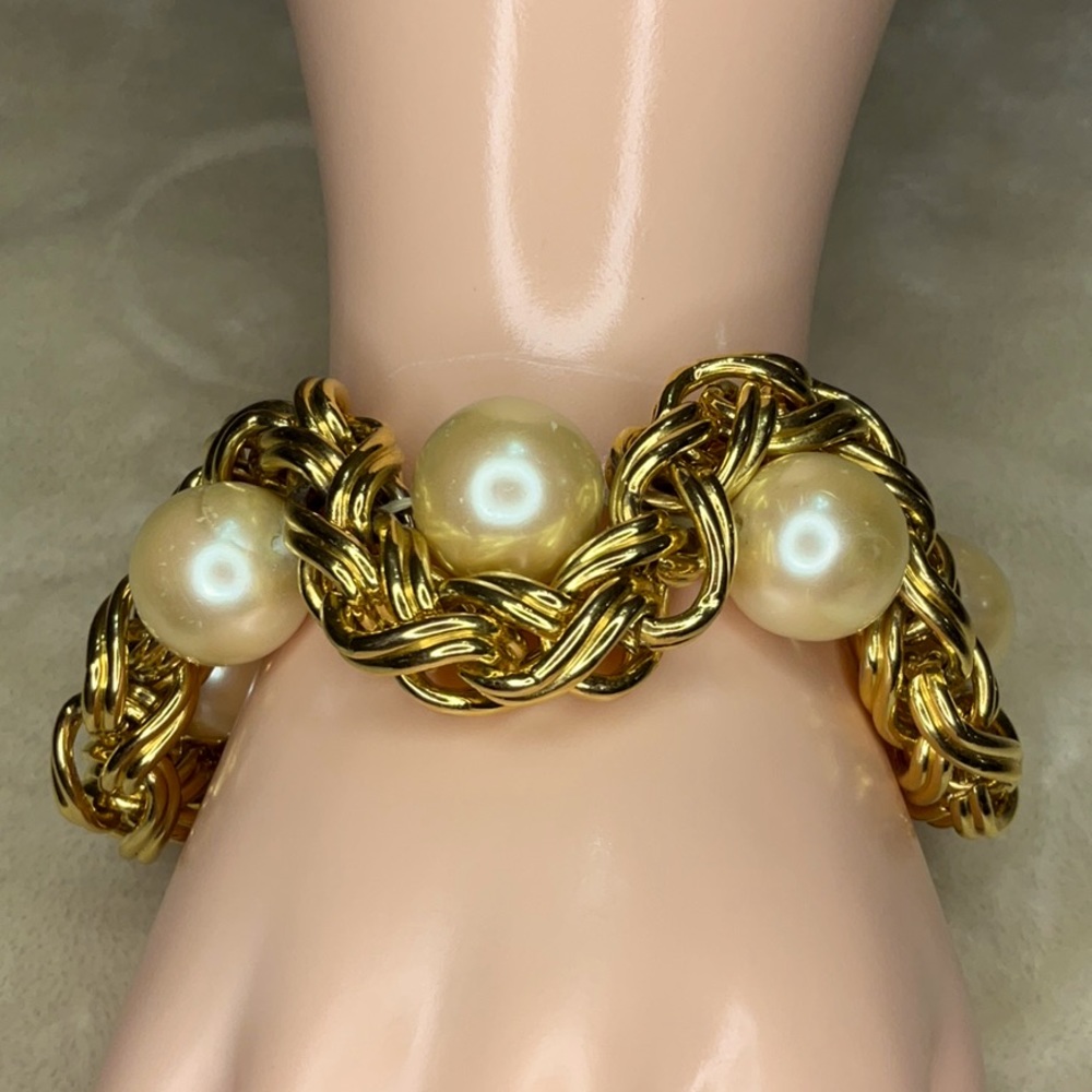 5/$25 - Vintage Chucky Art Deco Pearl Bracelet